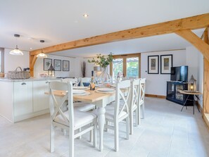 Dining - Hare's Furrow - UK12607 (Burton Overy)