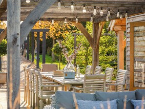 Outdoor dining - Hare's Furrow - UK12607 (Burton Overy)