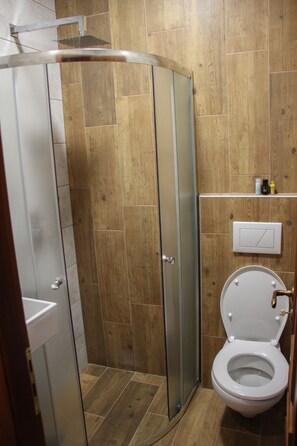 Deluxe Double Room | Bilik Mandi | Pancuran mandi, kelengkapan dandanan diri percuma, tuala disediakan 