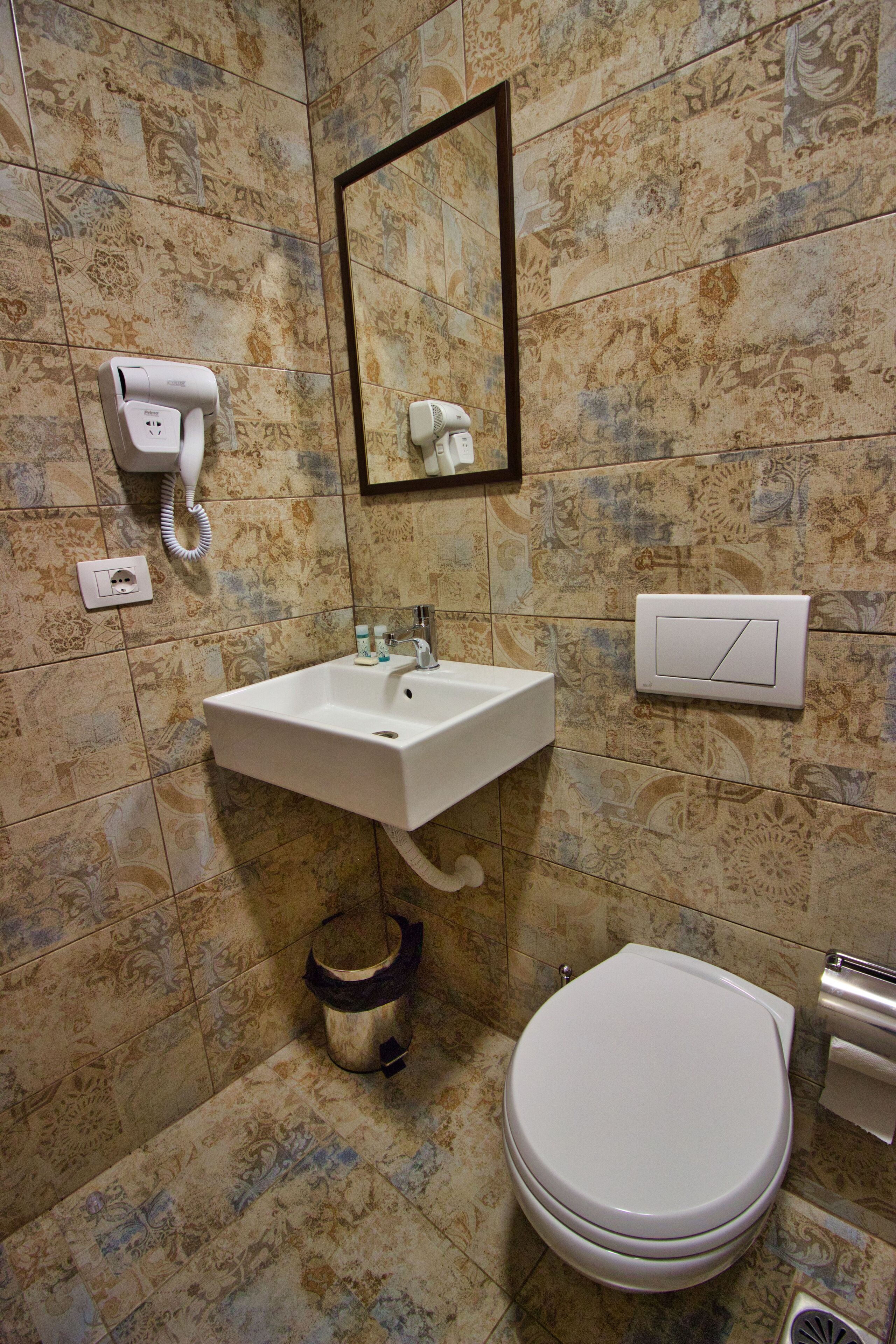 Deluxe Room, 1 Queen Bed | Bathroom | Shower, free toiletries, towels, soap