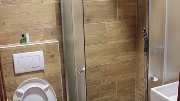 Deluxe Double Room | Bathroom | Shower, free toiletries, towels, soap