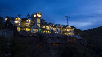 Overnatningsstedets facade – aften/nat