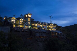 Majoituspaikan julkisivu illalla/yöllä