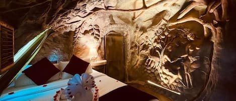 Premium Room | Premium bedding, down duvets, laptop workspace, iron/ironing board