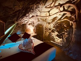 Premium Room | Premium bedding, down comforters, laptop workspace