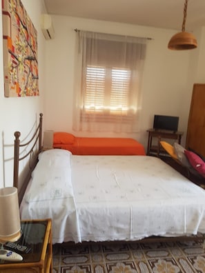 4 bedrooms, iron/ironing board, WiFi