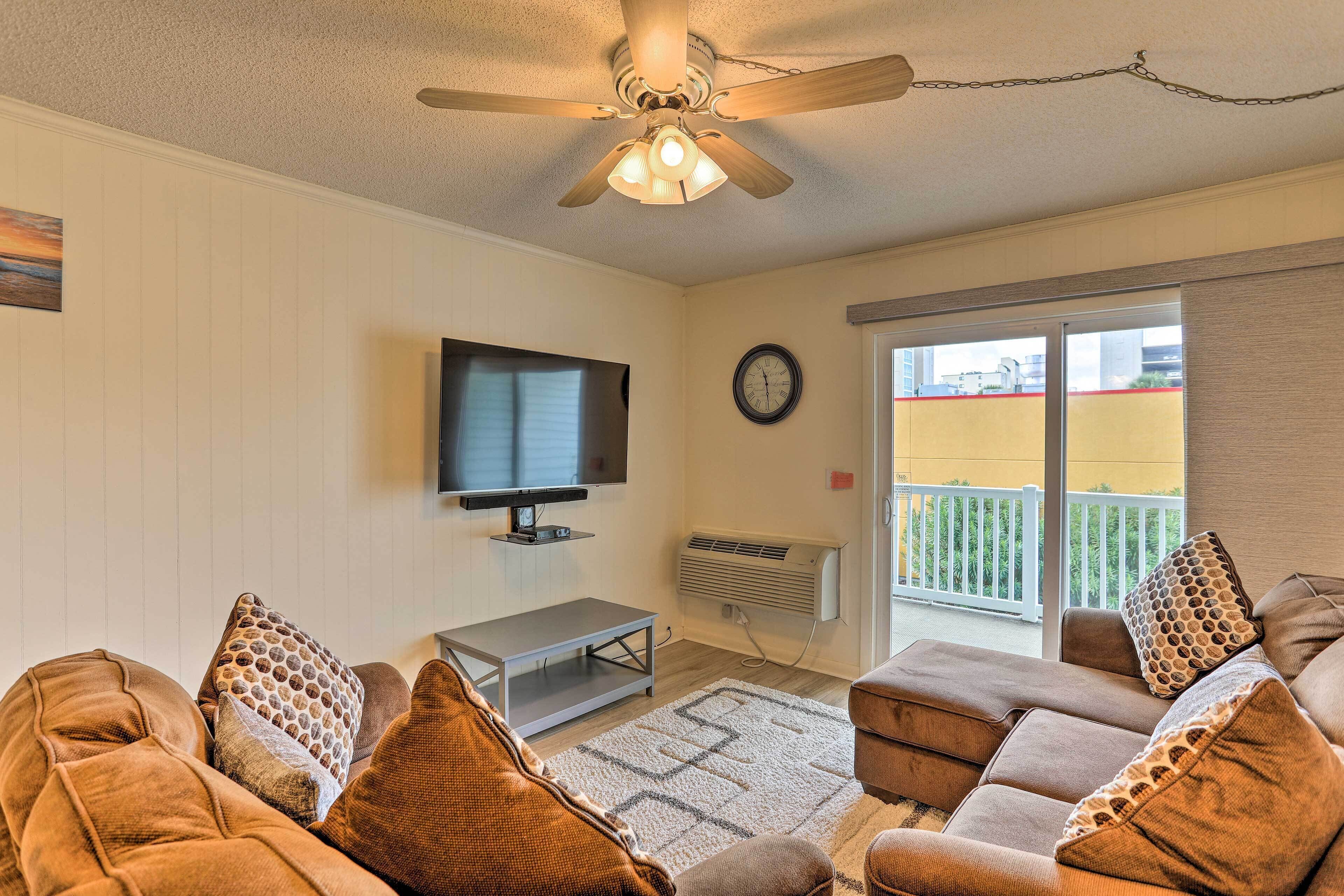 Bright North Myrtle Beach Condo: Walk to Beach!