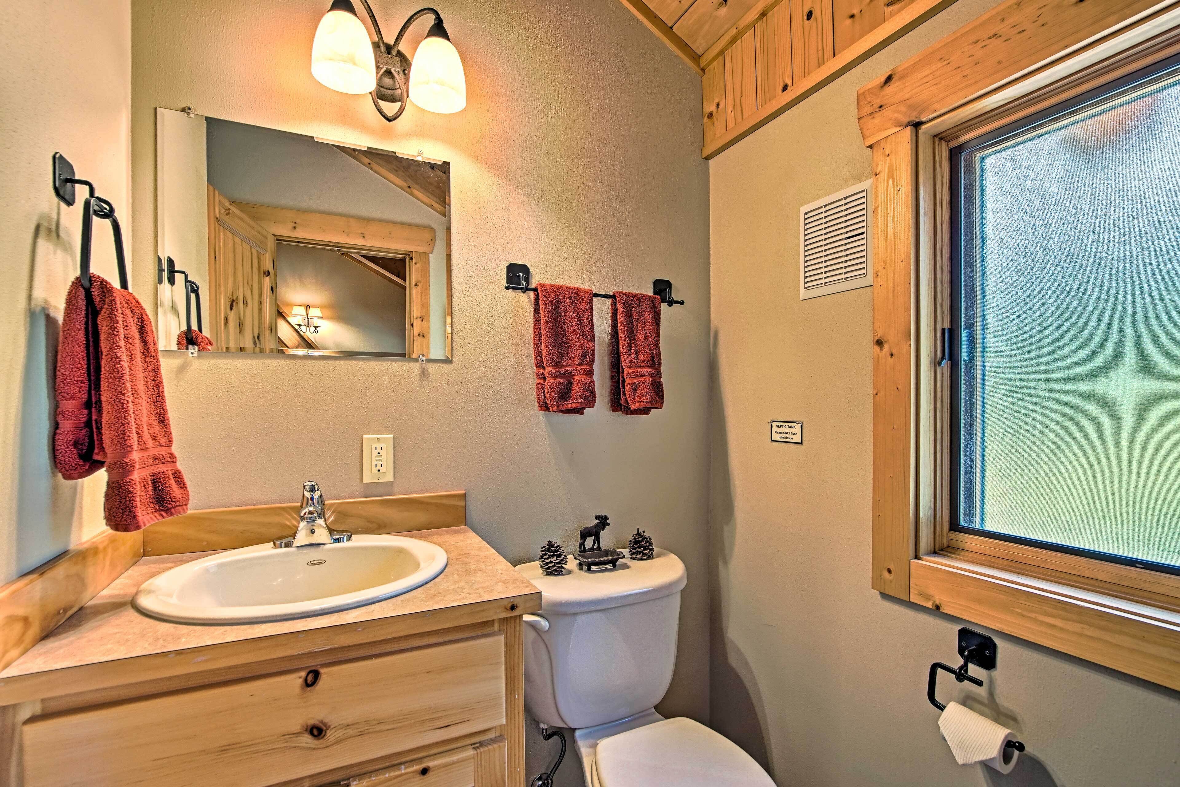 Cle Elum Mountain Cabin w/ Hot Tub & Trails!