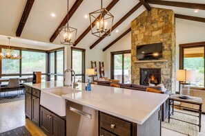 Interior - Private 1+ Acre & Hot Tub: Silverthorne Mtn Escape (Silverthorne)