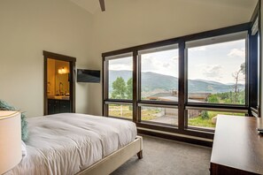 4 bedrooms, desk, Internet, bed sheets - Private 1+ Acre & Hot Tub: Silverthorne Mtn Escape (Silverthorne)