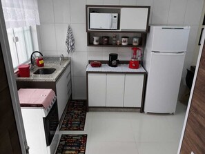 Geladeira, micro-ondas, fogão, cooktop