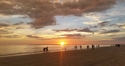 Water Views, Pool, Private boat dock, Walking distance to Times Square