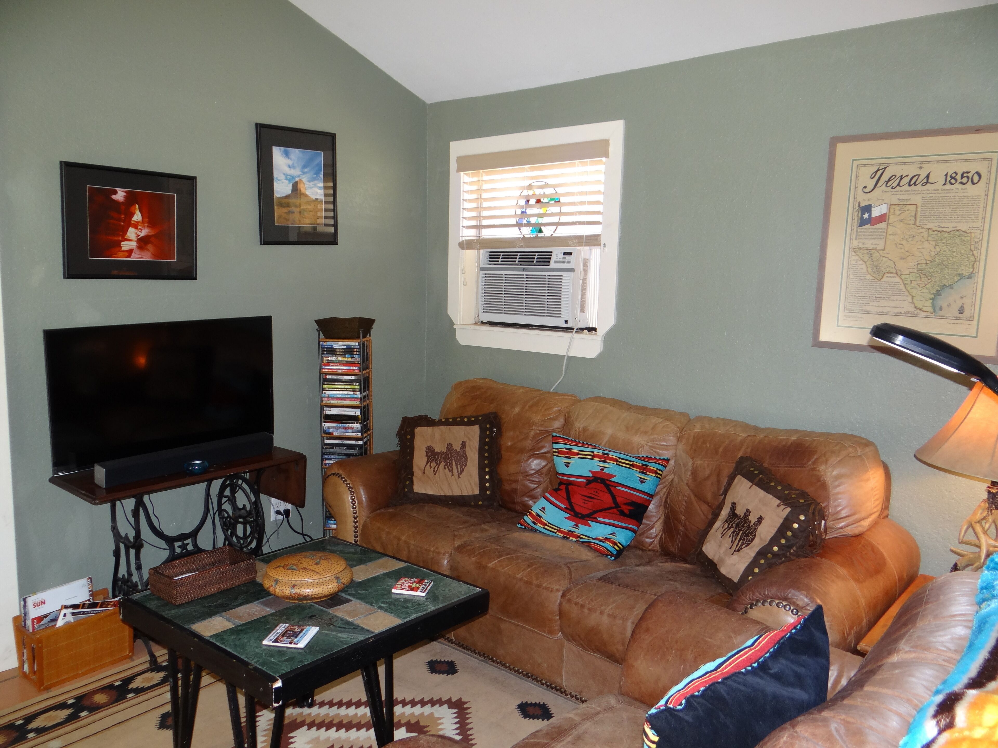 La Casita - Lovely cottage with a hot tub & BBQ grill in the private courtyard.