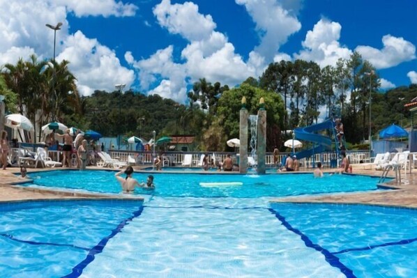 Una piscina al aire libre, tumbonas