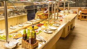 Een buffet met diverse gerechten en bijbehorende sauzen.