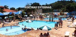 Una piscina al aire libre, tumbonas