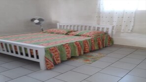 2 bedrooms, WiFi - Top of villa with terrace. Not far from the city center and the beaches. (Le Gosier)