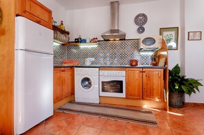Frigorífico, microondas, horno y lavavajillas
