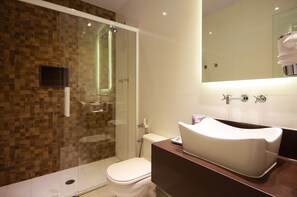 Luxury Room | Bathroom | Shower, free toiletries, hair dryer, towels - GOLF HOTEL (Osasco)