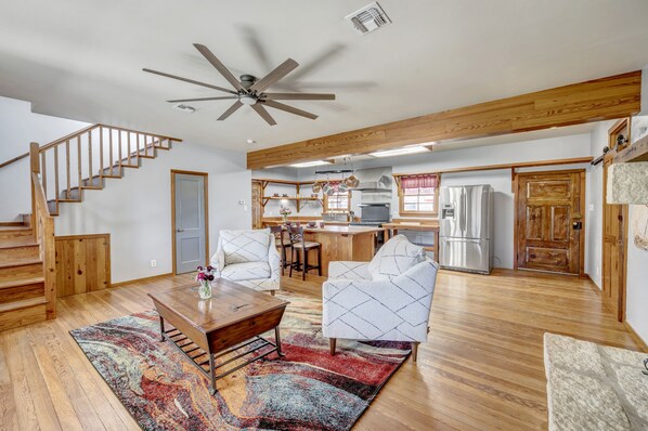 Traditional Cabin | Living area | 32-inch flat-screen TV with premium channels, TV