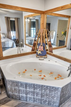 Romantic Room (Texas Music (stairs to access)) - Full Moon Inn B&B (Fredericksburg)