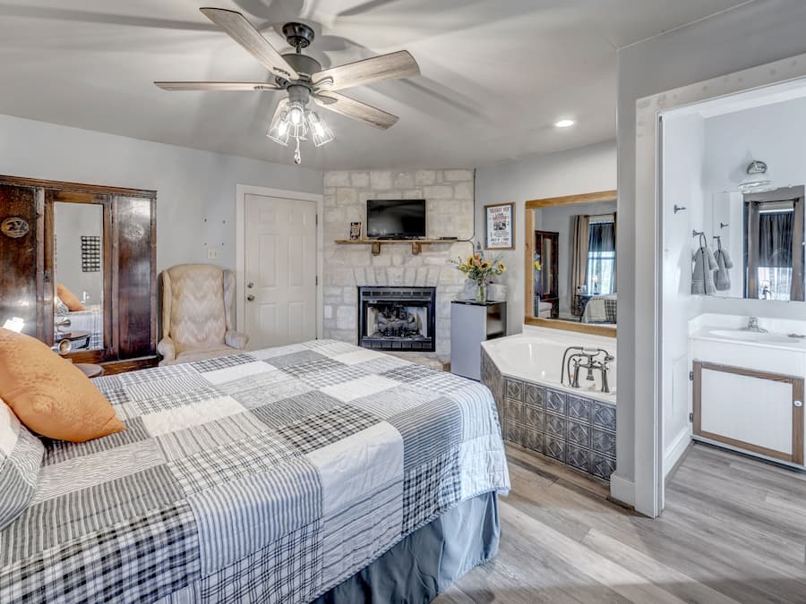 Romantic Room (Texas Music (stairs to access)) | Premium bedding, individually decorated, individually furnished