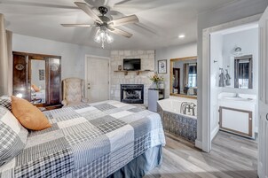Romantic Room (Texas Music (stairs to access)) | Premium bedding, individually decorated, individually furnished