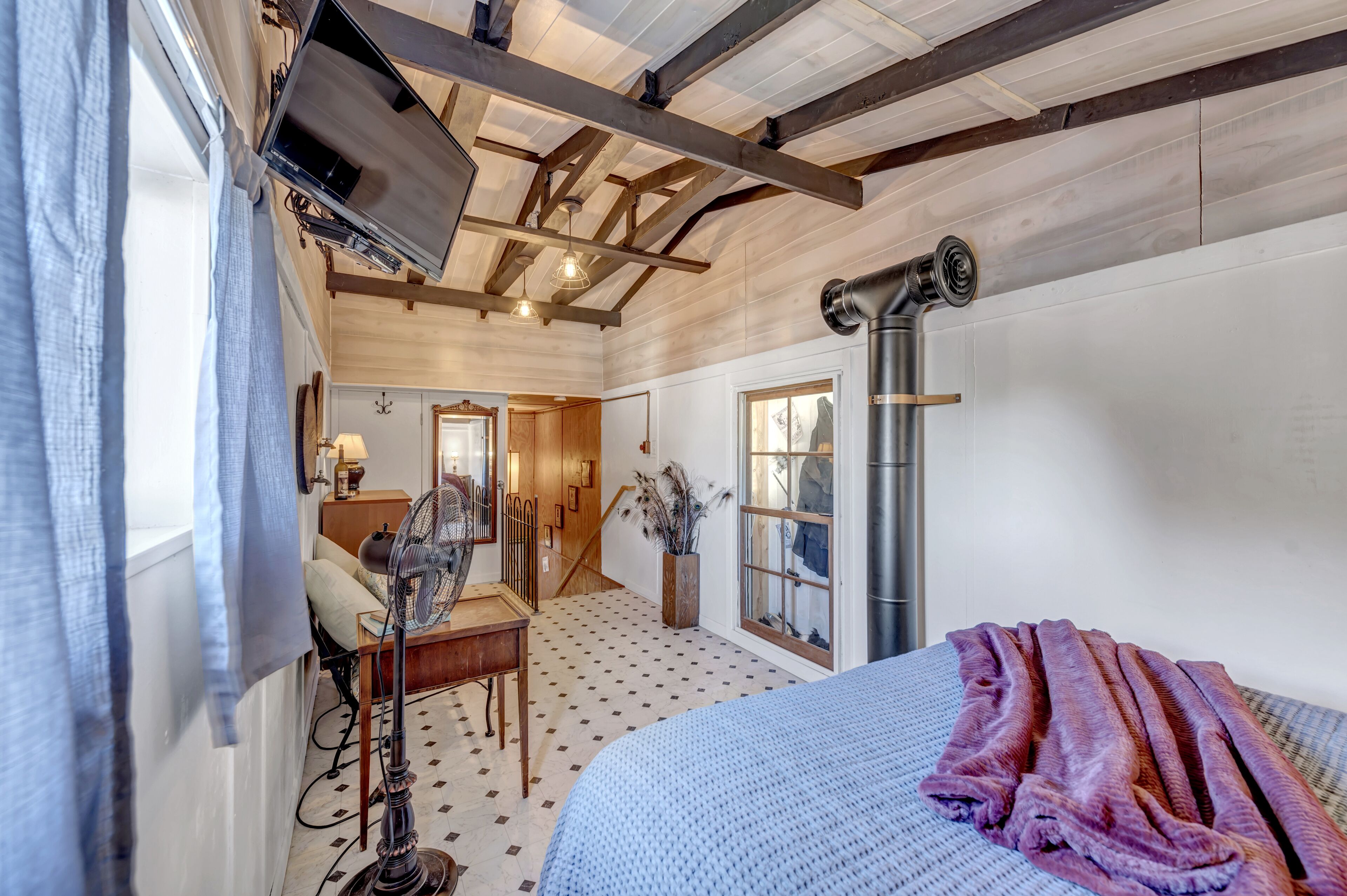 Comfort Room (Texas Prohibition.(Stairs, pets ok).) | Premium bedding, individually decorated, individually furnished
