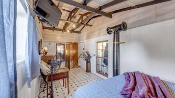 Comfort Room (Texas Prohibition.(Stairs, pets ok).) | Premium bedding, individually decorated, individually furnished