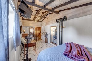 Chambre Confort (Texas Prohibition.(Stairs, pets ok).) | Literie de qualité, décor unique, ameublement unique