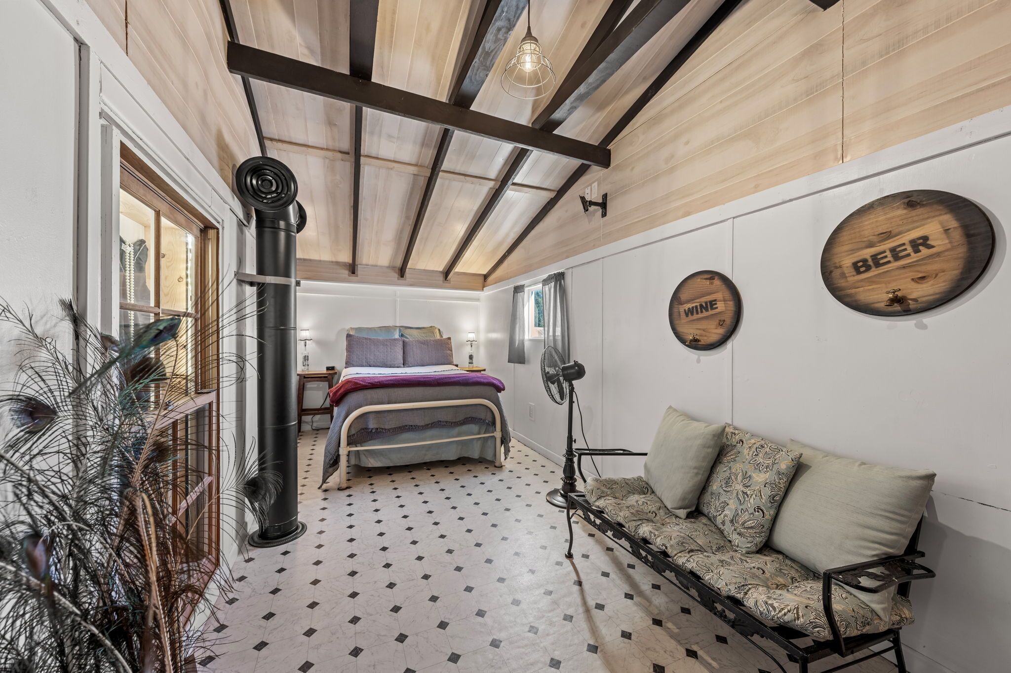 Chambre Confort (Texas Prohibition.(Stairs, pets ok).) | Literie de qualité, décor unique, ameublement unique