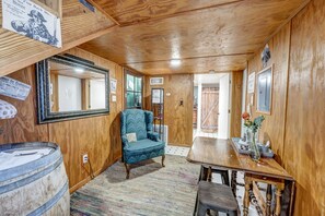 Chambre Confort (Texas Prohibition.(Stairs, pets ok).) | Literie de qualité, décor unique, ameublement unique
