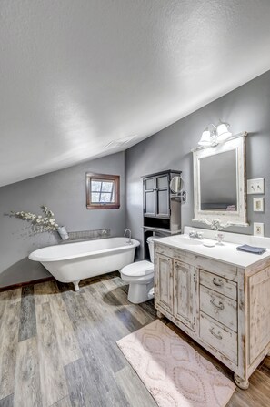 Traditional Cabin | Bathroom - Full Moon Inn B&B (Fredericksburg)