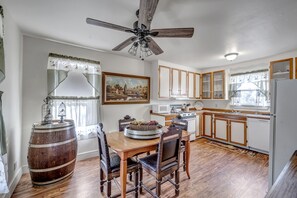 Suíte estúdio superior (Texas Wine) | Cozinha privada | Cafeteira/chaleira