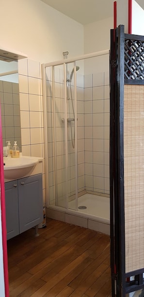Shower, towels