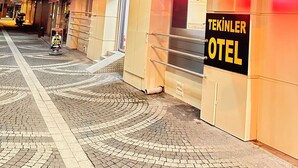 A Tekinler Hotel with a signboard displaying the name and contact number. - Tekinler Otel (Balikesir)