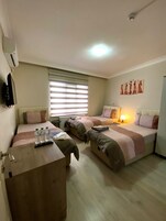 Escritorio y espacio para trabajar con un portátil