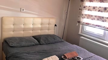 Shower, rainfall showerhead, free toiletries, hair dryer