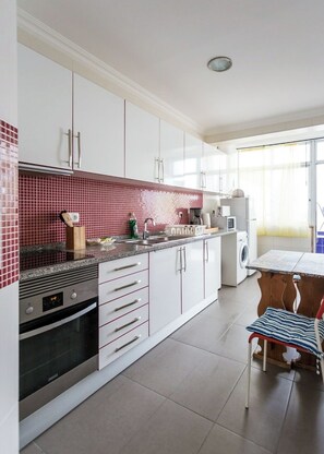 Fridge, microwave, oven, stovetop - 1-Bedroom Flat with Terrace, near Metro and Arena (Loures)