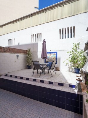 Outdoor dining - 1-Bedroom Flat with Terrace, near Metro and Arena (Loures)