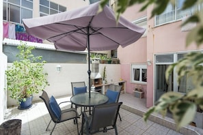 Outdoor dining - 1-Bedroom Flat with Terrace, near Metro and Arena (Loures)