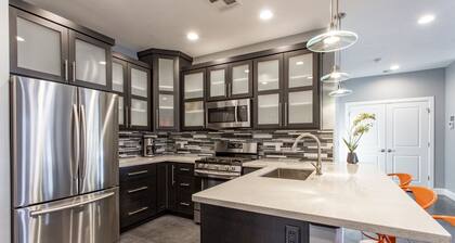 6 makuuhuoneen kaikki sviitit, Contemporary Stunner, täydellinen suurille ryhmille, vuodepaikkoja 24