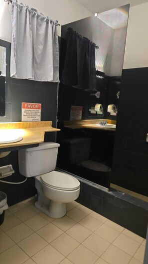 Shower, rainfall showerhead, towels, toilet paper - Hotel Kevin (Puerto Plata)