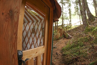Porter’s Perch – Rustic Yurt Stay Near Seward