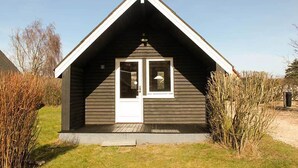 Cabin, Shared Bathroom (A - 4 person) | WiFi (free), bed sheets - Myrhøj Camping (Farso)