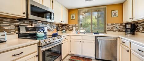 冷蔵庫、電子レンジ、オーブン、コンロ