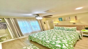 1 chambre, bureau, fer et planche à repasser, lit de bébé portatif