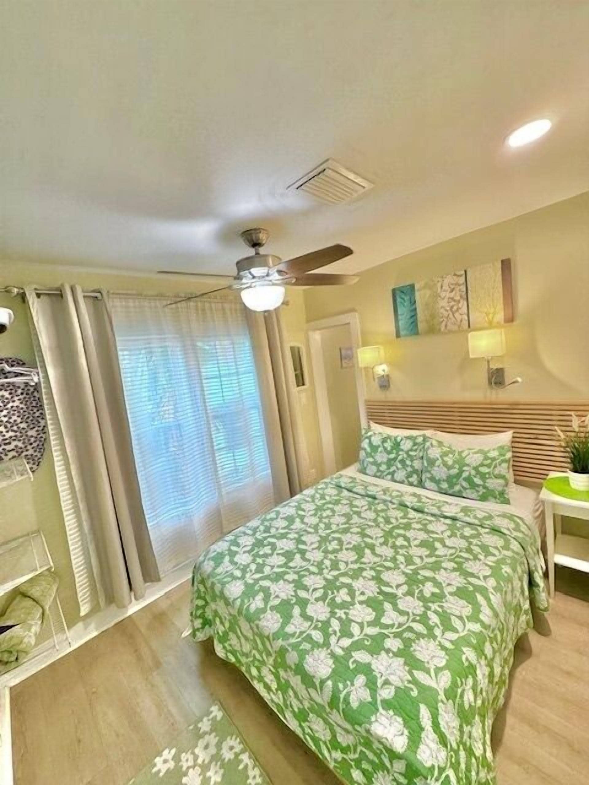 1 多间卧室、办公桌、熨斗/熨衣板、旅行婴儿床