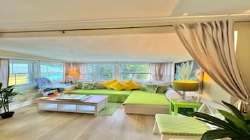 TV connectée, lecteur de DVD, livres, médiathèque