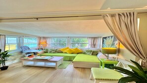 Smart TV, lettore DVD, libri, biblioteca musicale